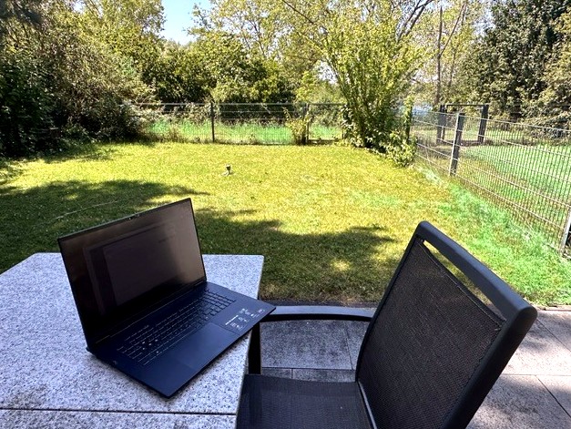 Laptop auf Gartentisch