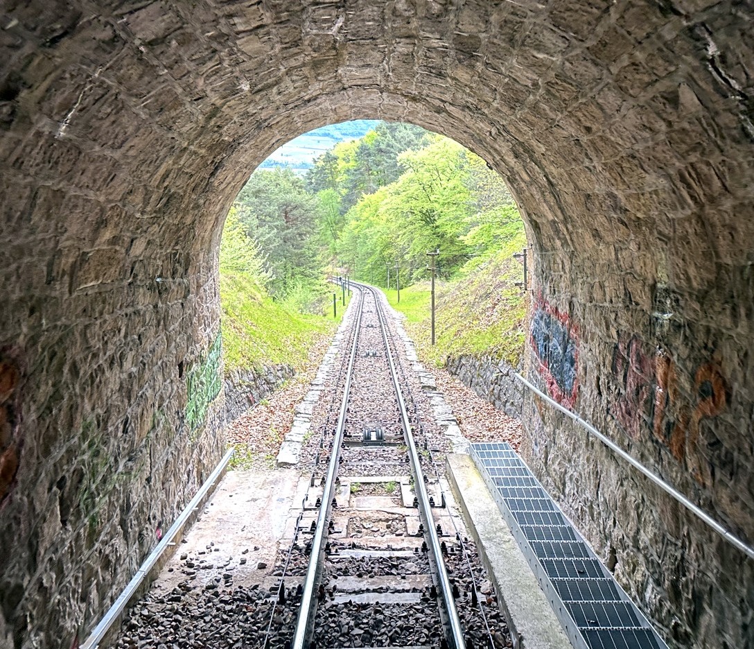 Bahngleise durch einen Tunnel